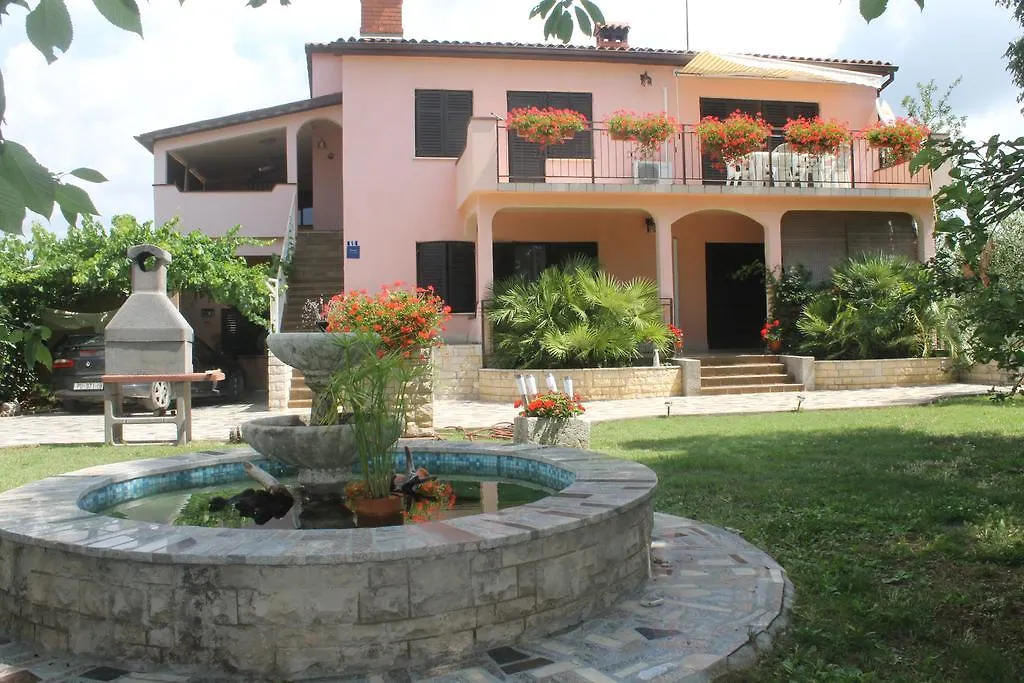 Paola Apartment Pula 0*,  Croacia