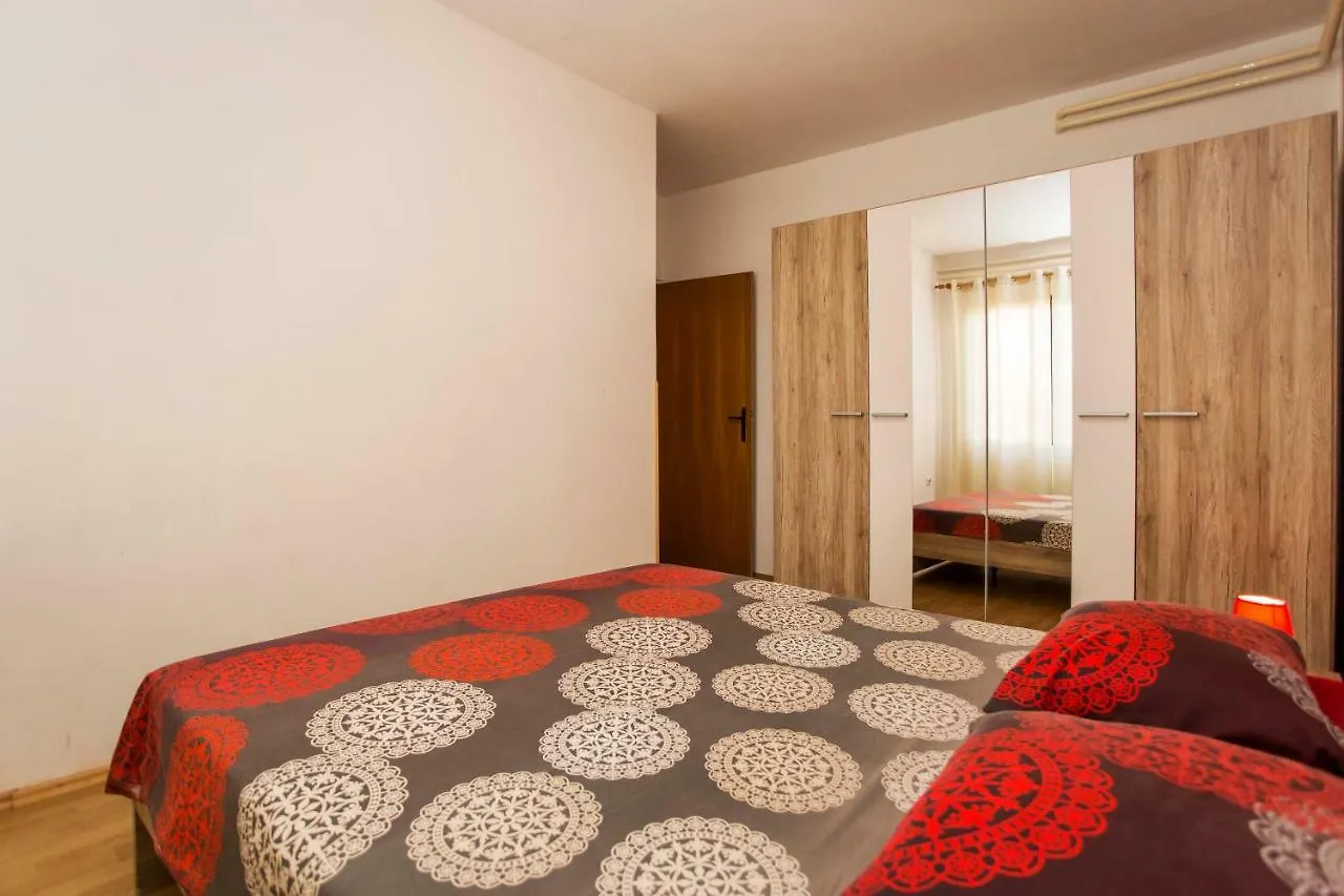 Paola Apartment Pula 0*,