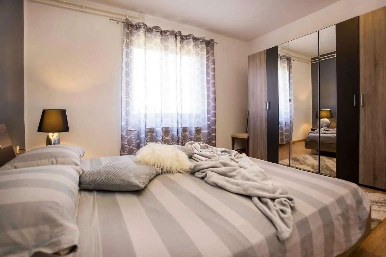 Paola Apartment Pula